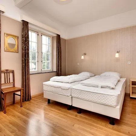 Modern In Near Town Centre Spa
