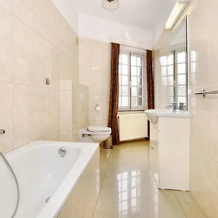 Modern In Near Town Centre * Spa