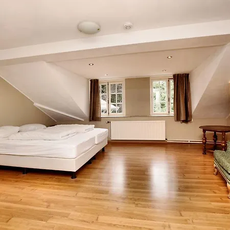 Modern In Near Town Centre Villa *