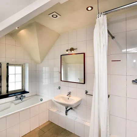 Modern In Near Town Centre Spa