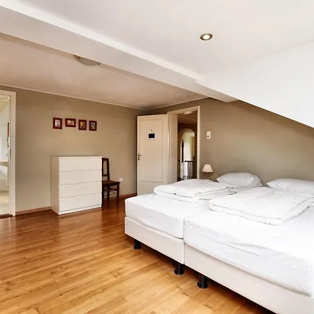 Modern In Near Town Centre Spa